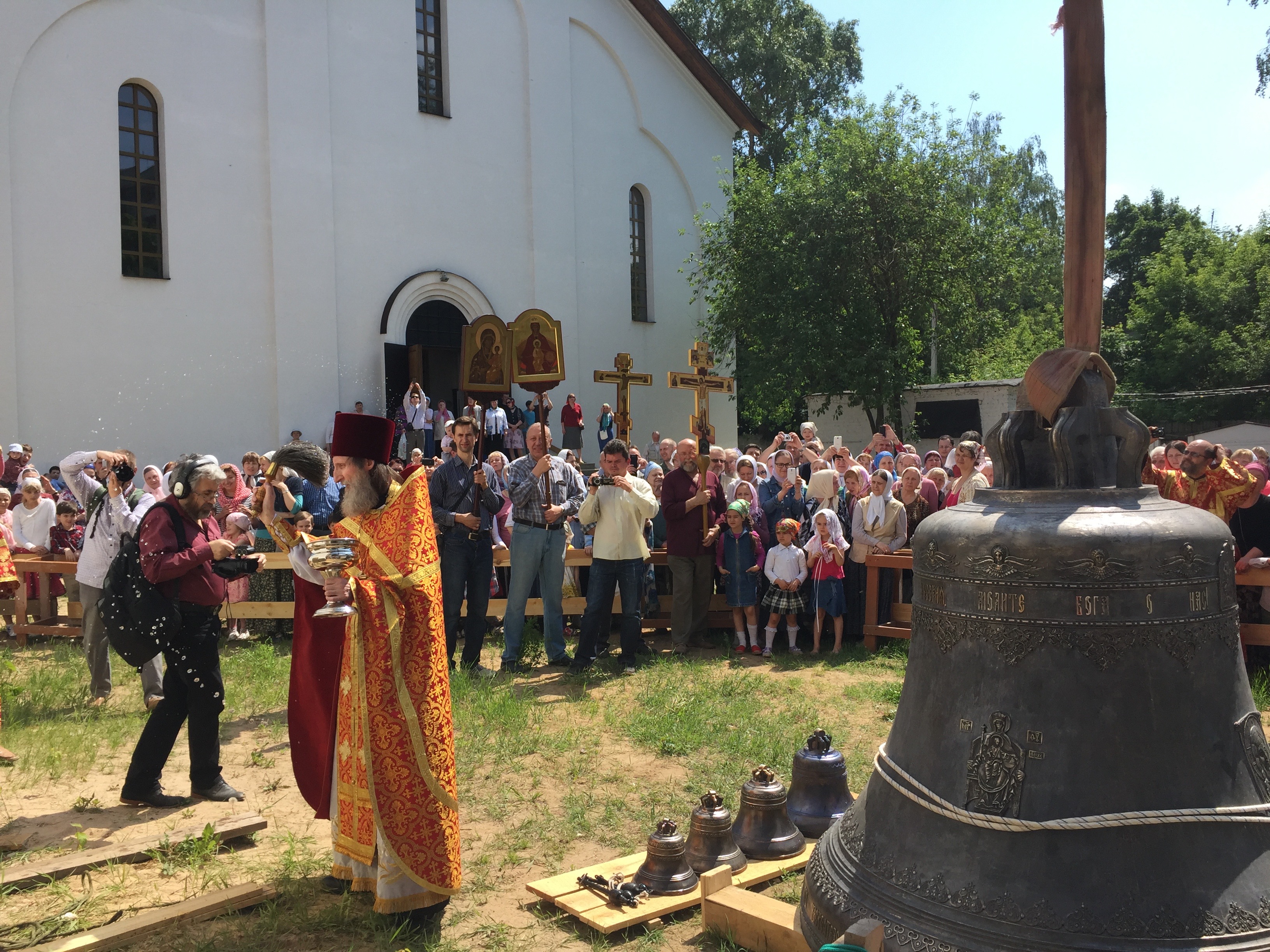 Настоятель Державного храма протоиерей Николай Булгаков освящает колокол "Державный" и малые колокола 29 мая 2016 года